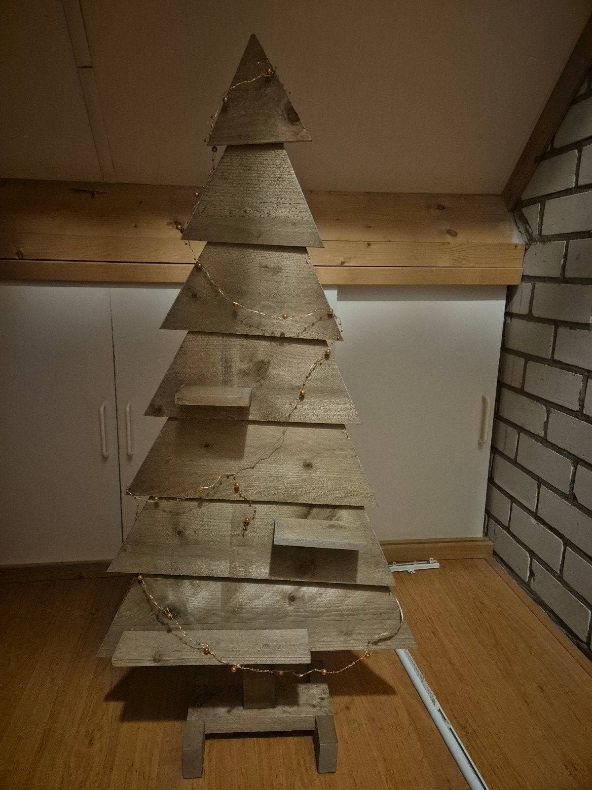 houten kerstboom met lichtjes, Ophalen