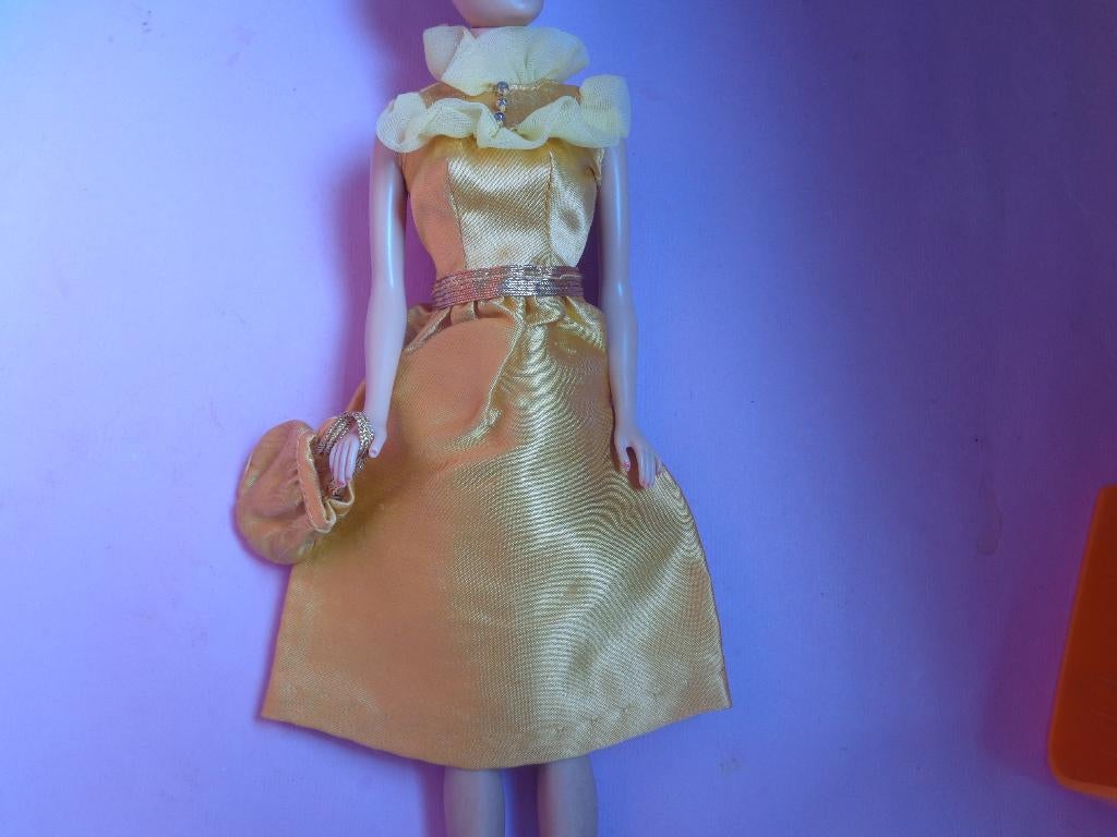 Barbie vintage Golden glitter jurk en tas, Verzamelen, Poppen, Ophalen of Verzenden, Gebruikt, Kleertjes