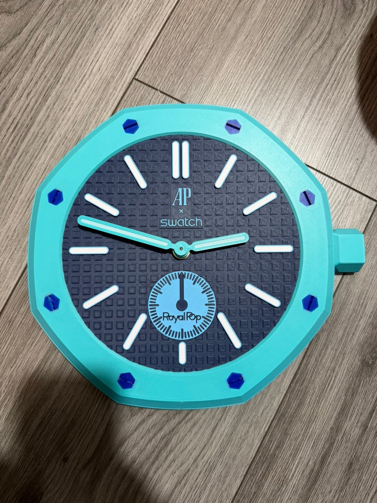Swatch AP Wandklok Royal Pop “Savonette Lan Ba” incl verz, Huis en Inrichting, Verzenden, Nieuw, Analoog, Wandklok