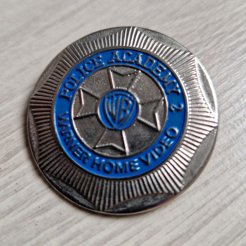 1985 police academy 2 pin speld button warner home video, Ophalen of Verzenden