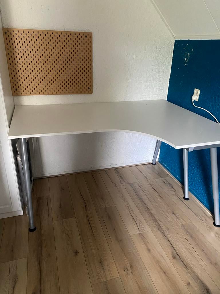 IKEA Hoekbureau - Wit met verstelbare poten, Ophalen, Gebruikt, Spaanplaat of MDF, Hoekbureau