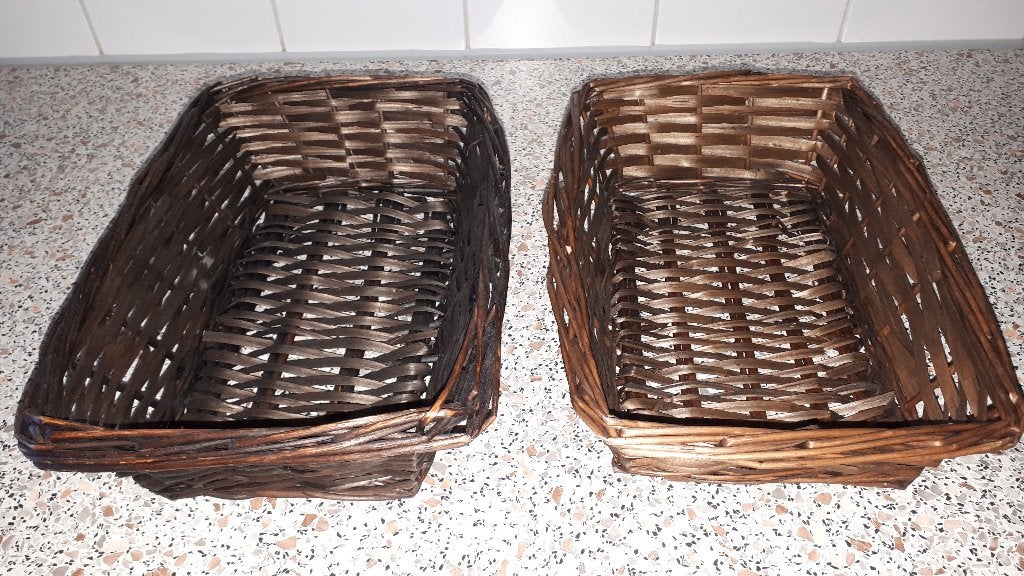 2 Platte rietenmandjes, Huis en Inrichting, Woonaccessoires | Schalen en Manden, Ophalen, Gevlochten, Mand, Zo goed als nieuw