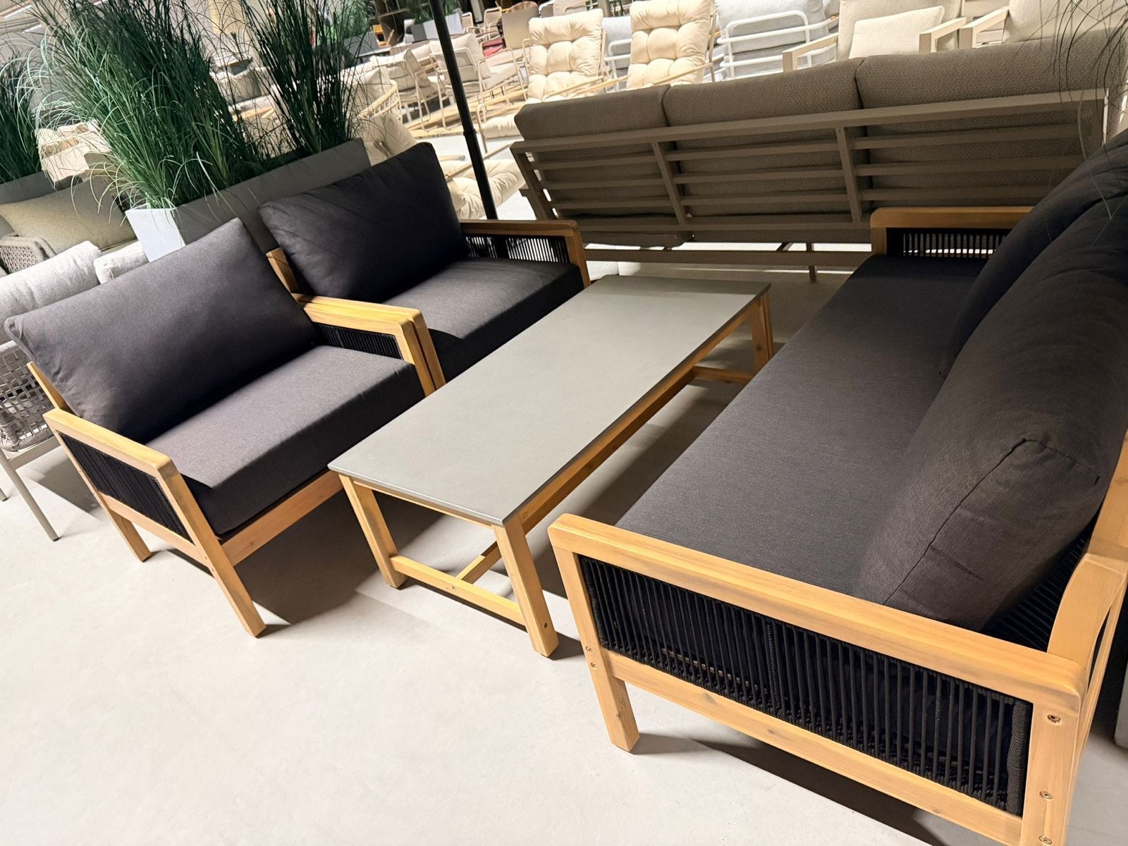 Stijlvolle Loungeset met Houten Frame en Donkere Kussens, Tuin en Terras, Tuinsets en Loungesets, Ophalen, 4 zitplaatsen, Nieuw