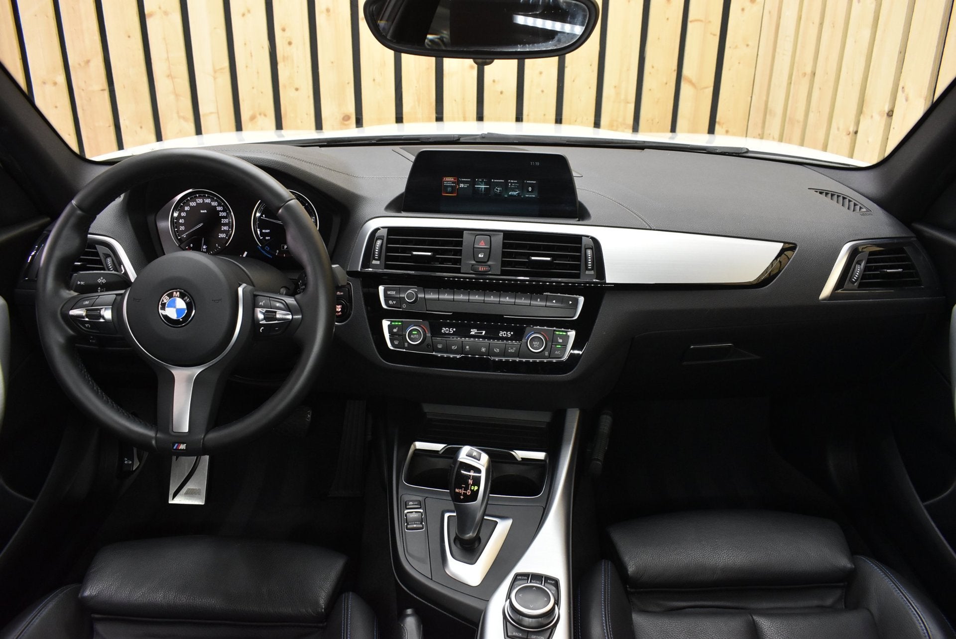 BMW 1-serie 118i Executive M Sport 107dkm Leer LED Automaat, Auto's, Gebruikt, Wit, Bedrijf, 650 kg