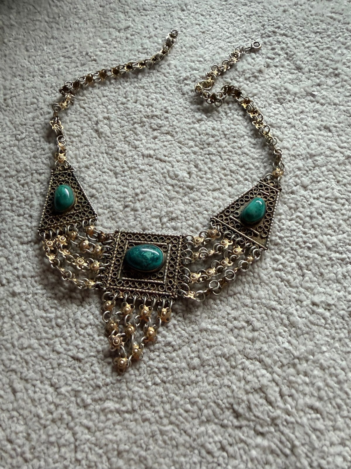 Vintage ketting met groene stenen en gouden details, Overige materialen, Gebruikt, Ophalen of Verzenden, Met edelsteen