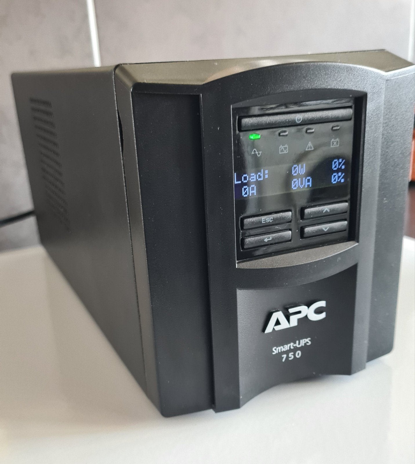 APC Smart-UPS 750VA (model SMT750I) - Professionele noodstr, Ophalen of Verzenden, Gebruikt