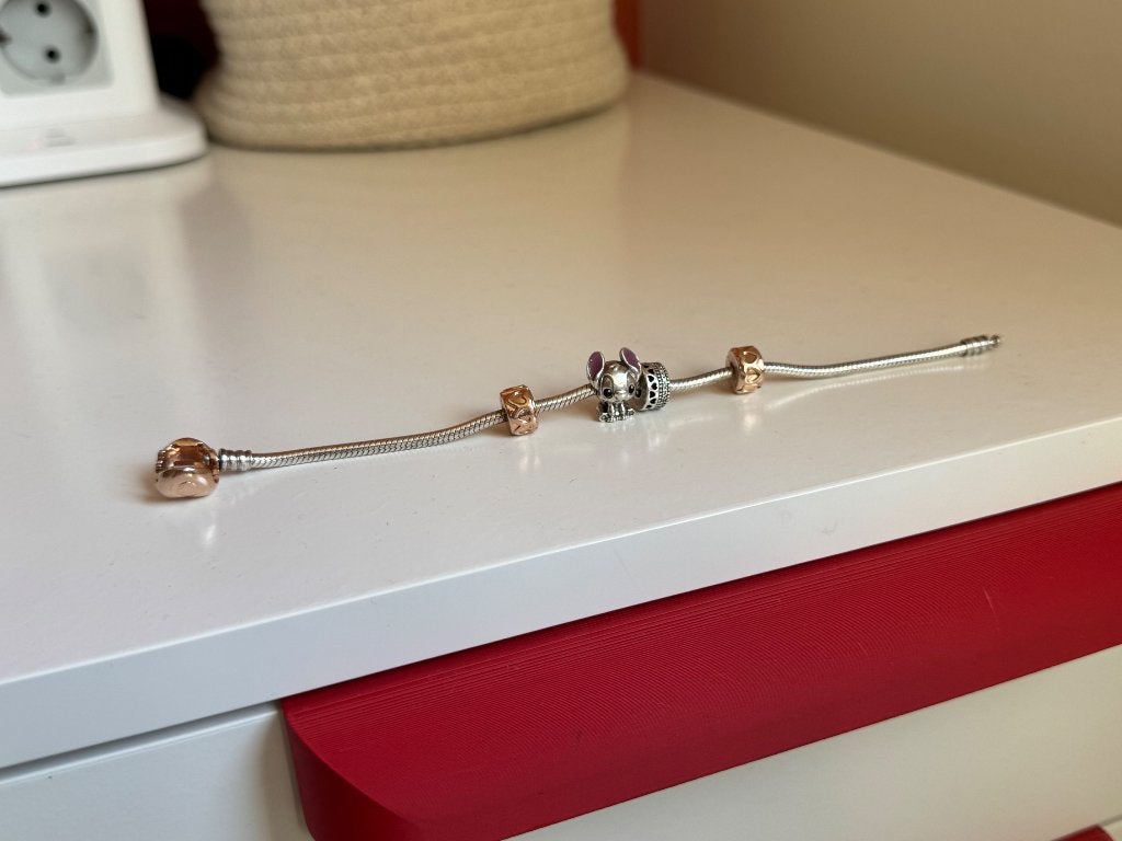 Pandora armband met Stitch bedel en roségouden accenten, Ophalen of Verzenden, Zo goed als nieuw, Met bedels of kralen, Zilver