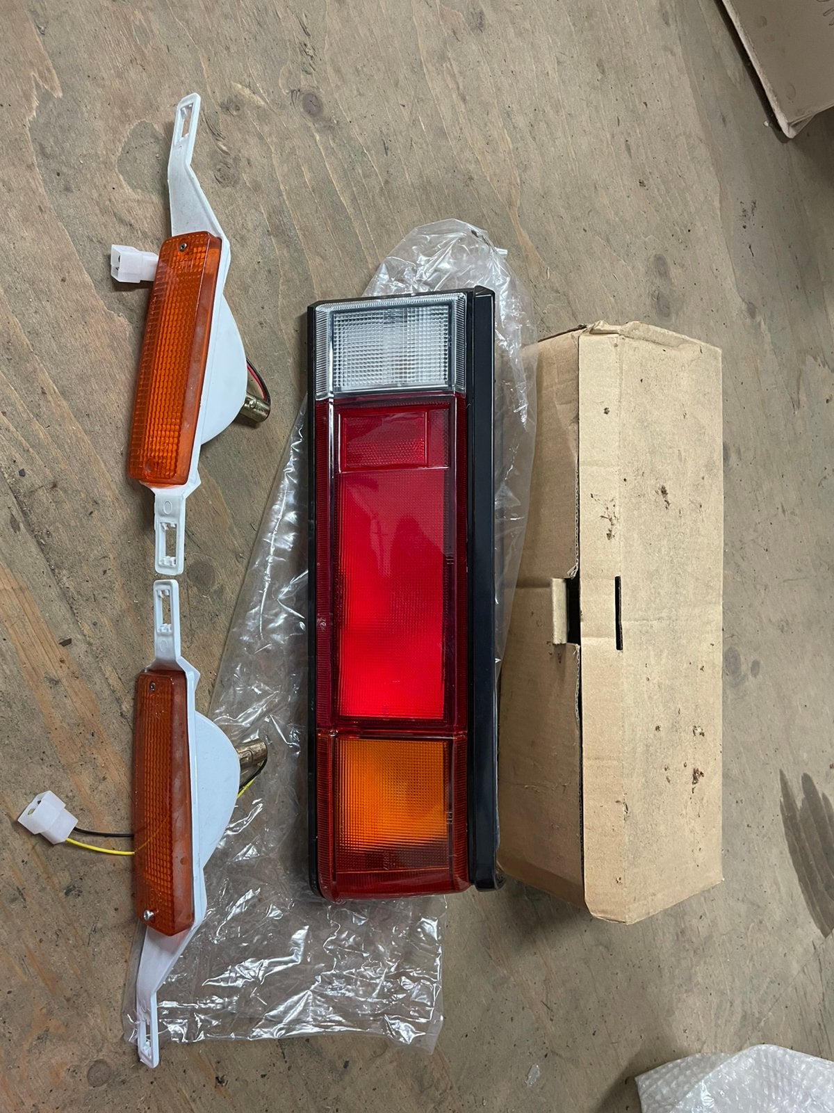 Toyota corolla ke70 sedan achterlicht en knipperlichten, Ophalen of Verzenden, Nieuw, Toyota