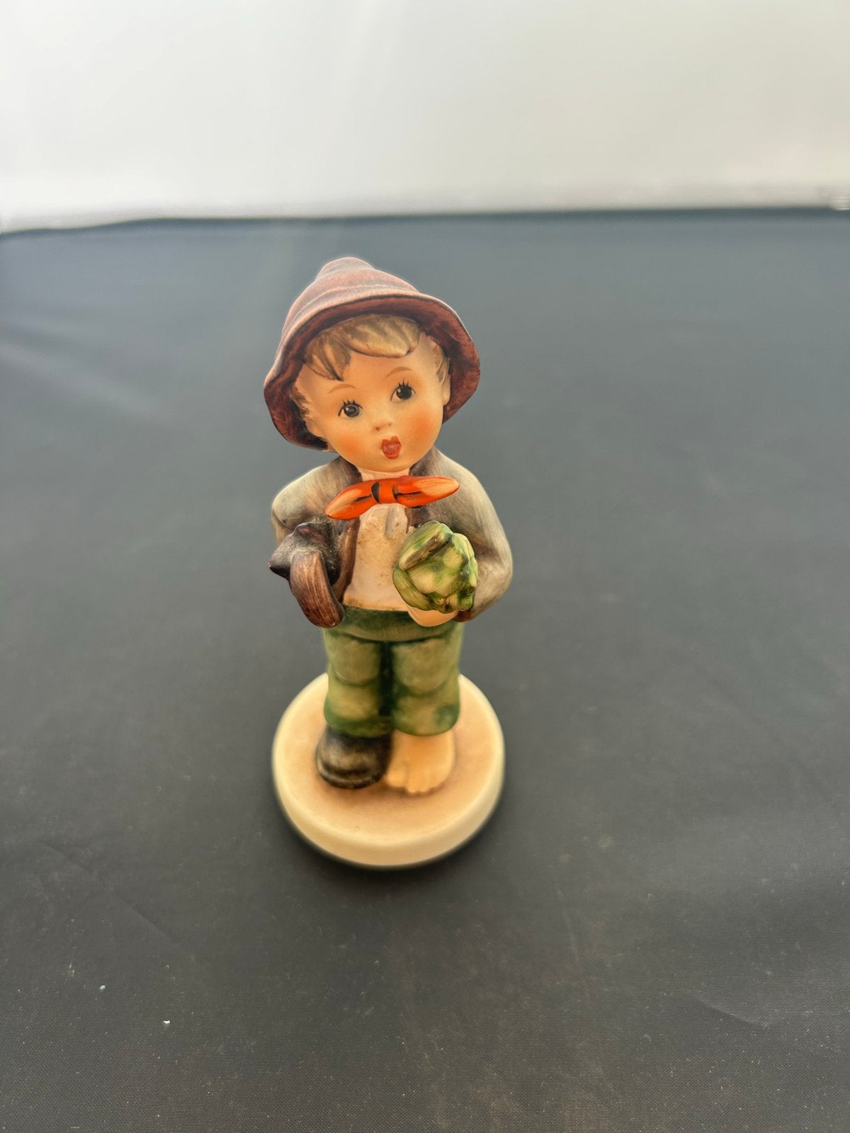 Vintage Goebel Hummel beeldje jongen met paraplu, Ophalen, Gebruikt