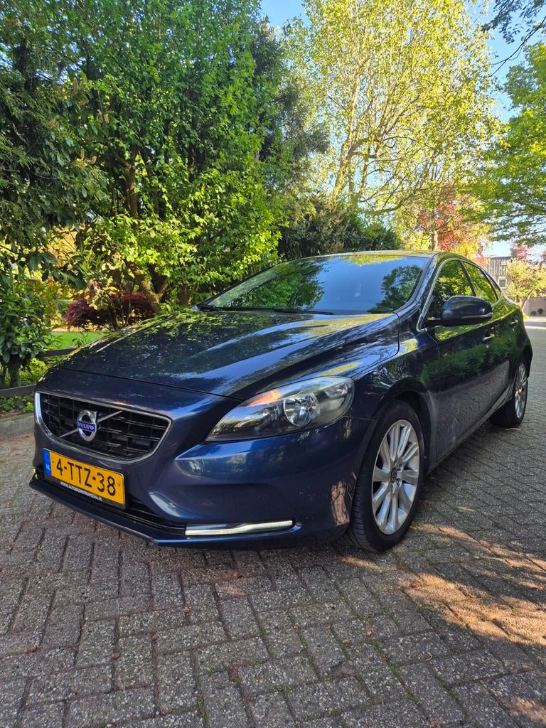 Volvo V40 1.6 T2 Momentum | Cruise | Climate | Nav | Trekh., Voorwielaandrijving, 1596 cc, Zwart, Blauw