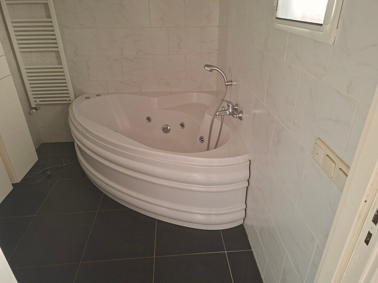 Hoekbad met bubbels en douchekranen, Huis en Inrichting, Ophalen, Gebruikt, Met bad