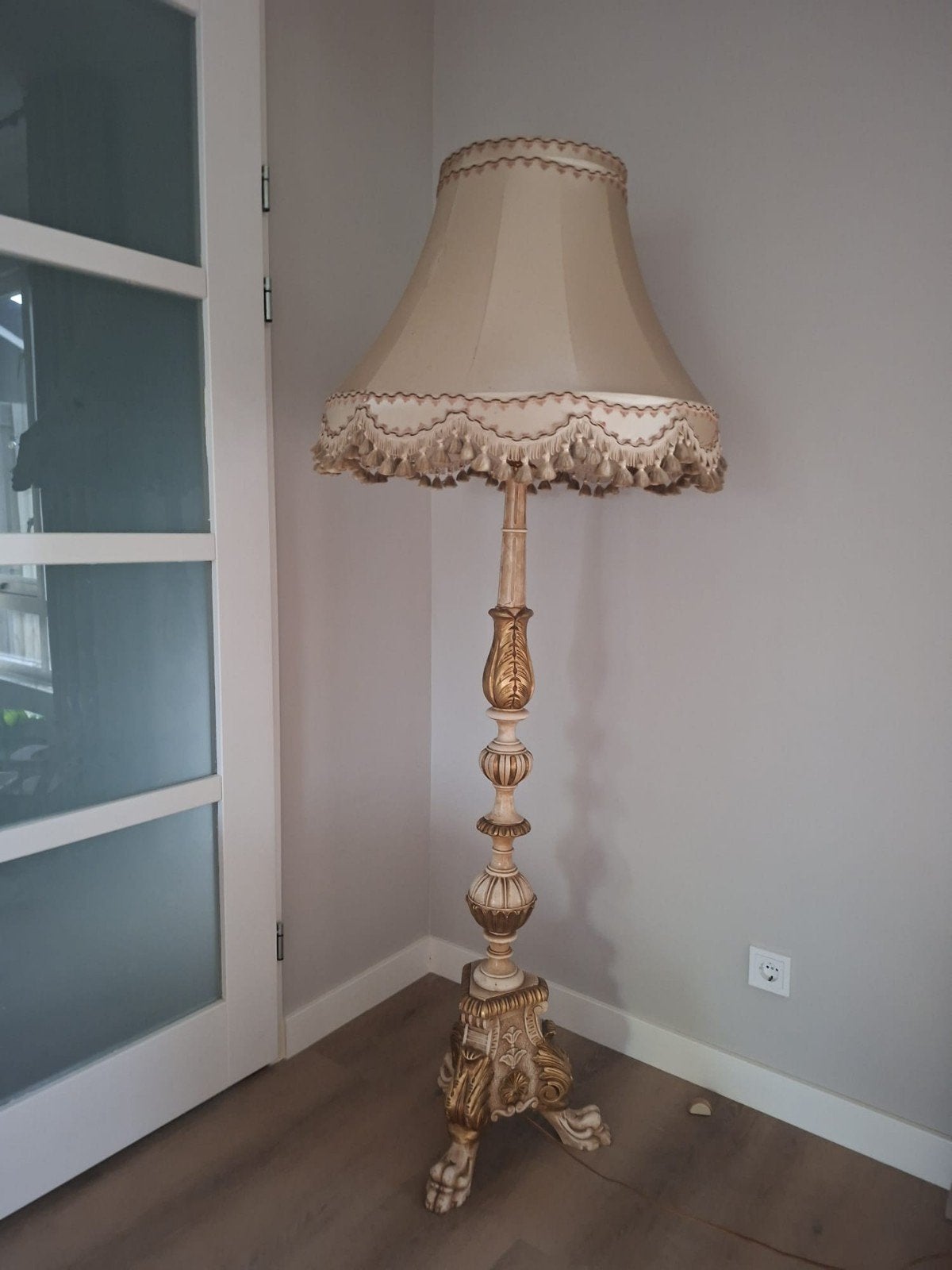 Vintage staande lamp met bewerkte voet en kwastjeskap, Ophalen