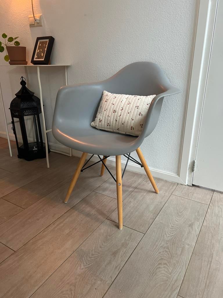 Stijlvolle grijze stoel met houten poten, Ophalen, Zo goed als nieuw, Hout, Eén