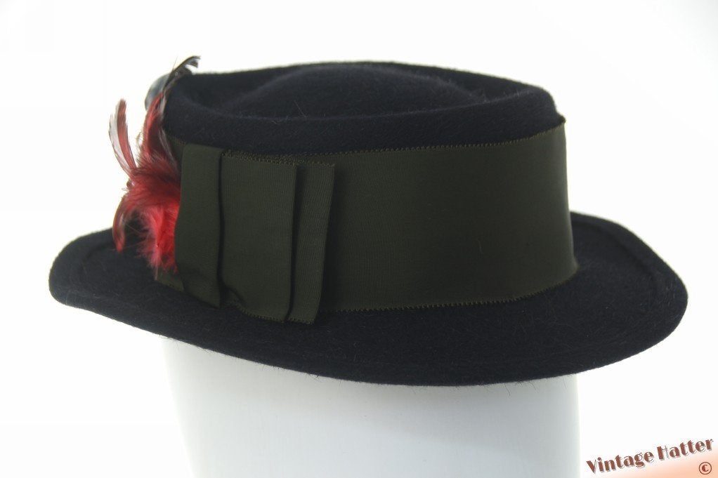 Vintage Dameshoed blauwig zwart haarvilt met veren 55 = S-XS, Ophalen of Verzenden, Zo goed als nieuw, 55 cm (S, 6⅞ inch) of minder
