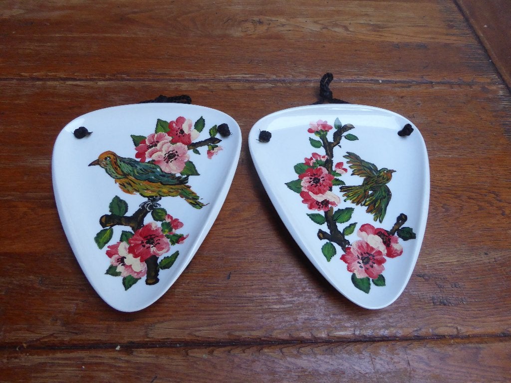 2 porseleinen wandbordjes met geschilderde vogels, Ophalen of Verzenden