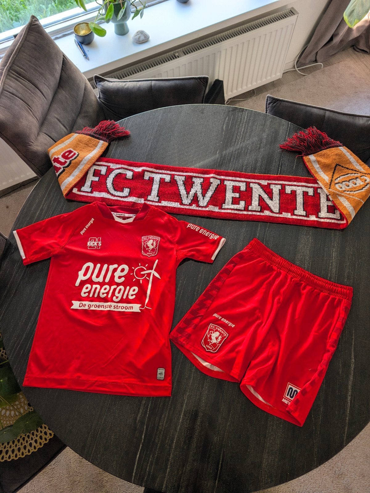 FC Twente Supporter Set: Shirt, Broekje & Sjaal (Maat 128), FC Twente, Ophalen of Verzenden, Zo goed als nieuw, Setje