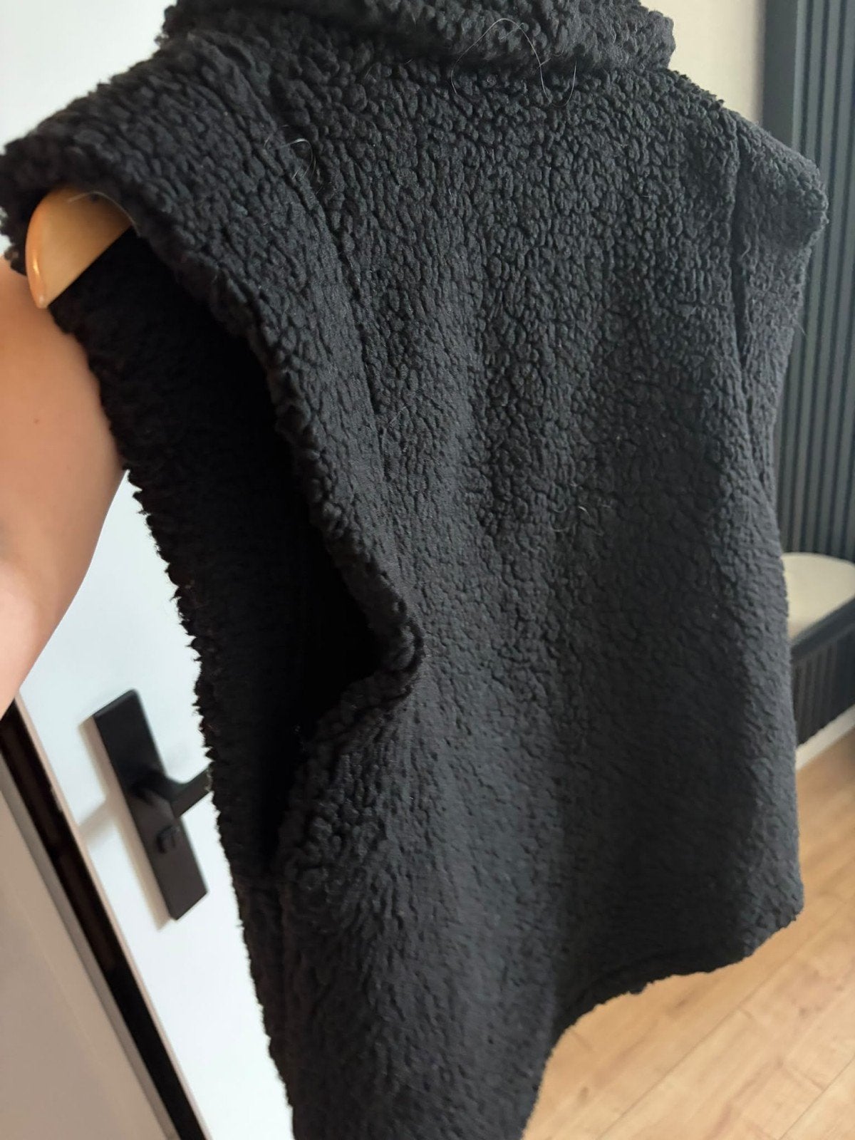 Zwart teddy gilet - Zo goed als nieuw, Maat 38/40 (M), Boetiek, Zwart, Ophalen of Verzenden