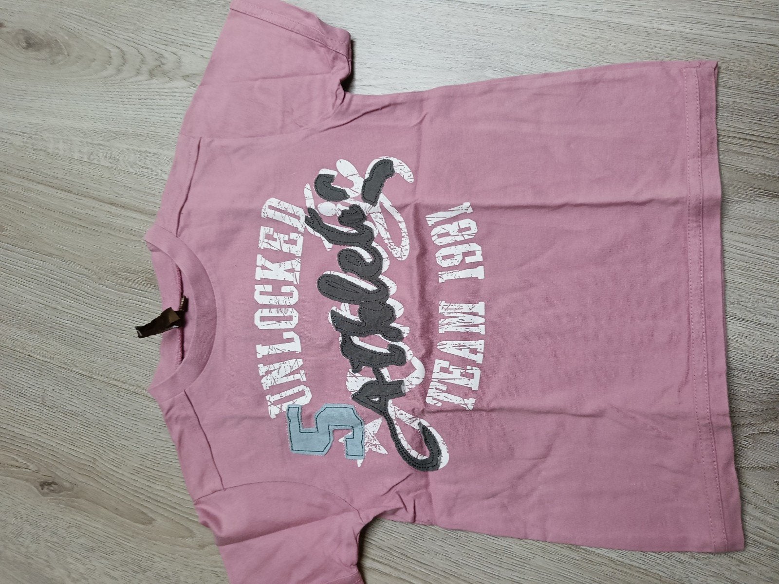 Roze T-shirt UNLOCKED TEAM 1981 maat 116/122, Kinderen en Baby's, Kinderkleding | Maat 116, UNLOCKED, Jongen of Meisje, Ophalen of Verzenden