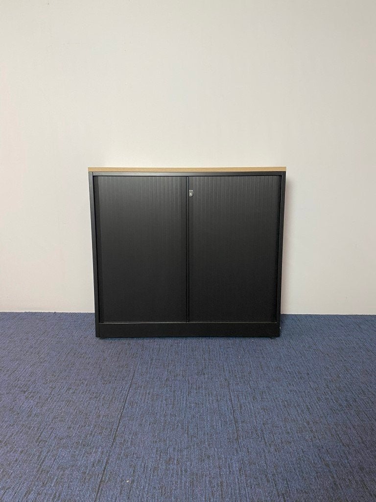 24 x Roldeurkast Ahrend, nieuw zwart gespoten, 105 x 120 cm.