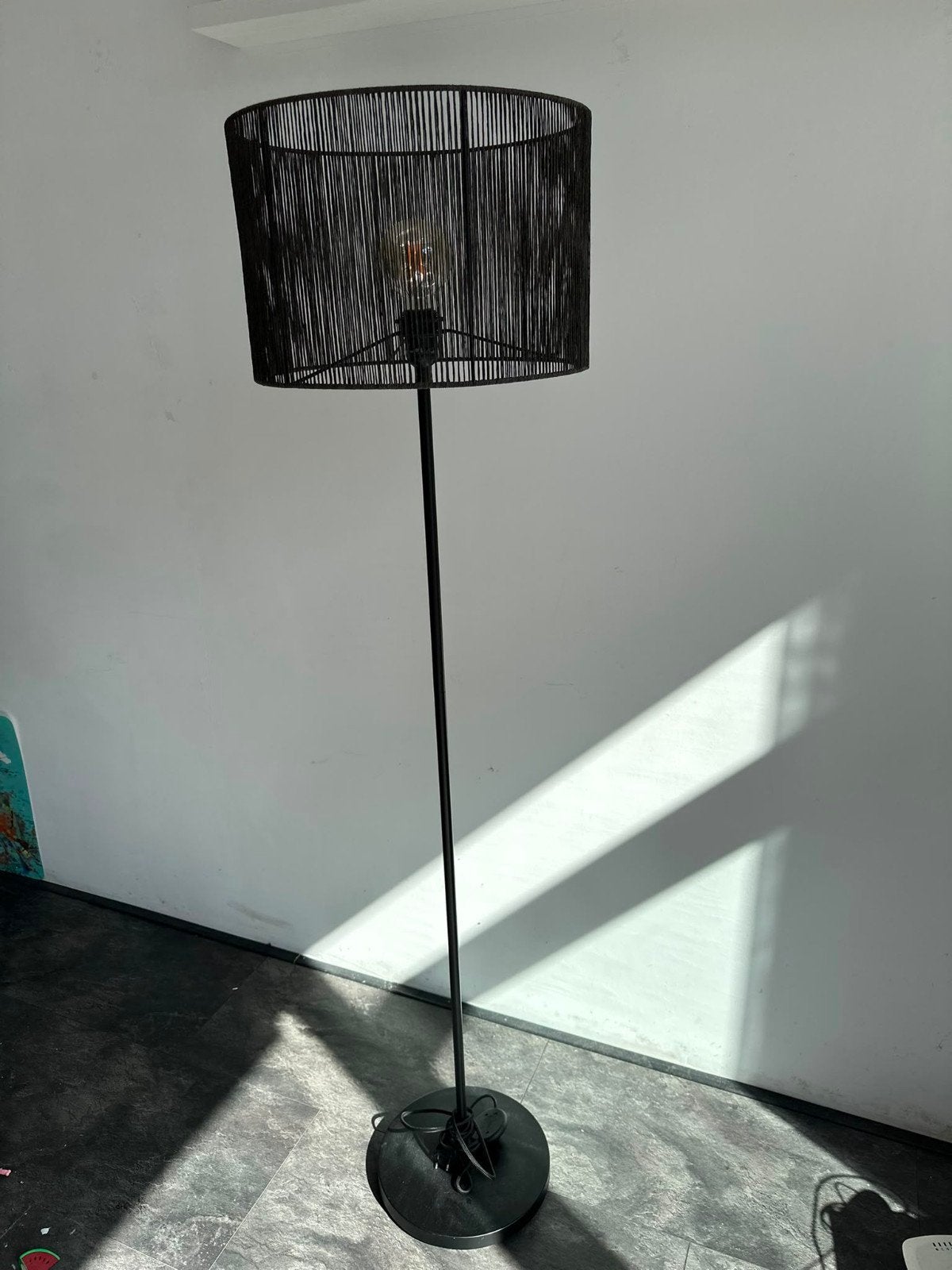 Zwarte vloerlamp met draden kap, Ophalen, Gebruikt, E27 (groot), Textiel