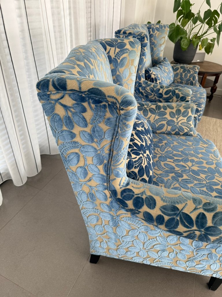 Foto 4 van 2x Loveseat bekleed met 'Designers Guild' stof.