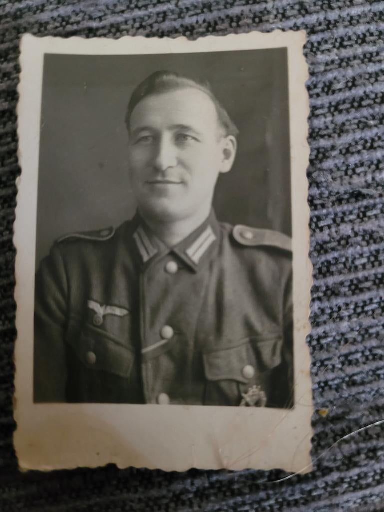 Wehrmachts soldaat met onderscheidingen, Verzamelen, Militaria | Tweede Wereldoorlog, Ophalen of Verzenden, Nederland, Foto of Poster