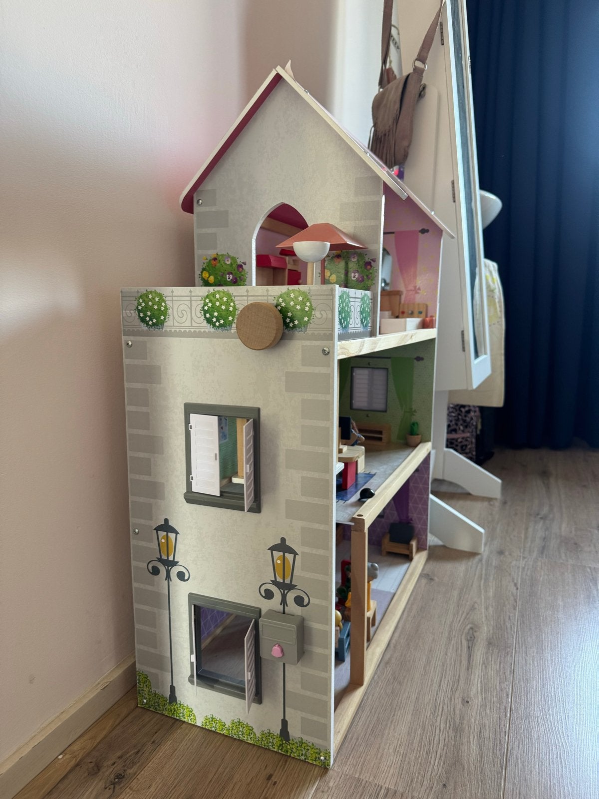 Groot houten poppenhuis met meubels en poppen, Kinderen en Baby's, Speelgoed | Poppenhuizen, Ophalen, Zo goed als nieuw, Poppenhuis