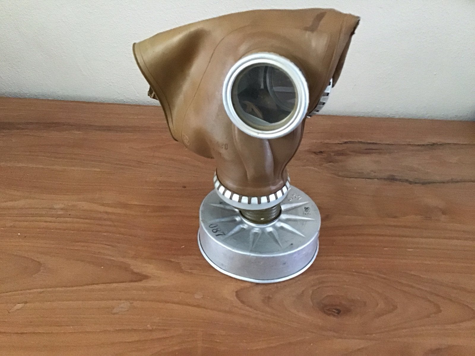 Vintage Gasmasker met filter - Decoratie of verzameling, Ophalen of Verzenden, Overige soorten, Overige gebieden, Overige typen