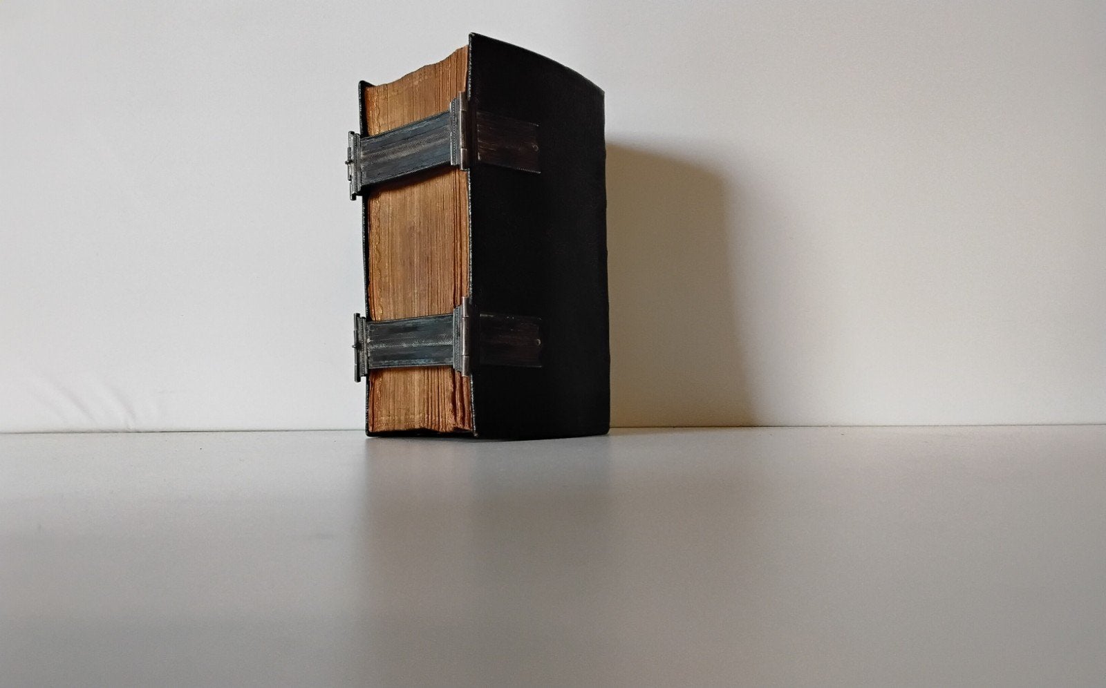 Antieke Bijbel met zilveren sloten, 18e/19e eeuw, Antiek en Kunst, Antiek | Boeken en Bijbels, Ophalen, Onbekend