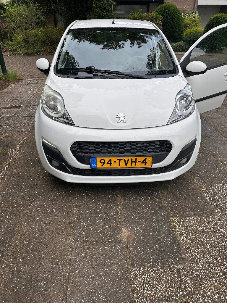 Peugeot 107 1.0 12V 5DR 2012 Wit, nieuwe APK, werkende airco, Auto's, Peugeot, Voorwielaandrijving, Stof, Zwart, 4 stoelen
