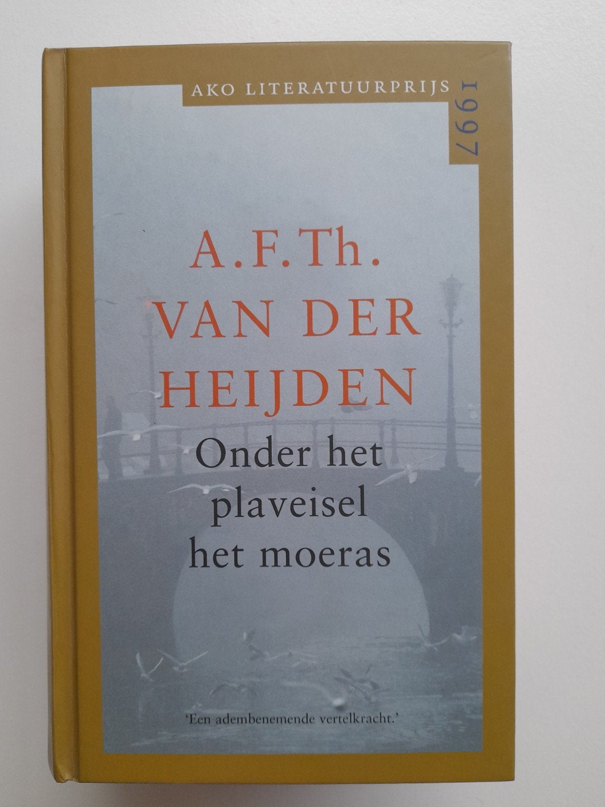 Onder het plaveisel het moeras., Ophalen of Verzenden, Zo goed als nieuw, A. F. Th. van der Heijden