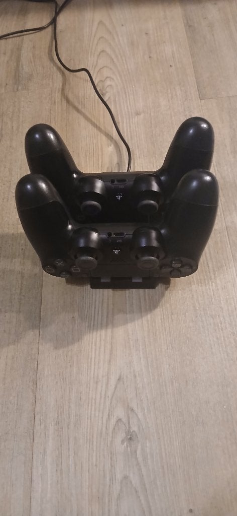 Foto 6 van PS4 Pro + 2 controllers