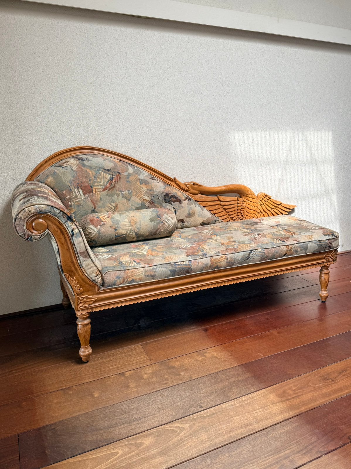 Chaise longue met handgesneden zwaan – originele stof, Ophalen, Zo goed als nieuw, Tweepersoons, Hout