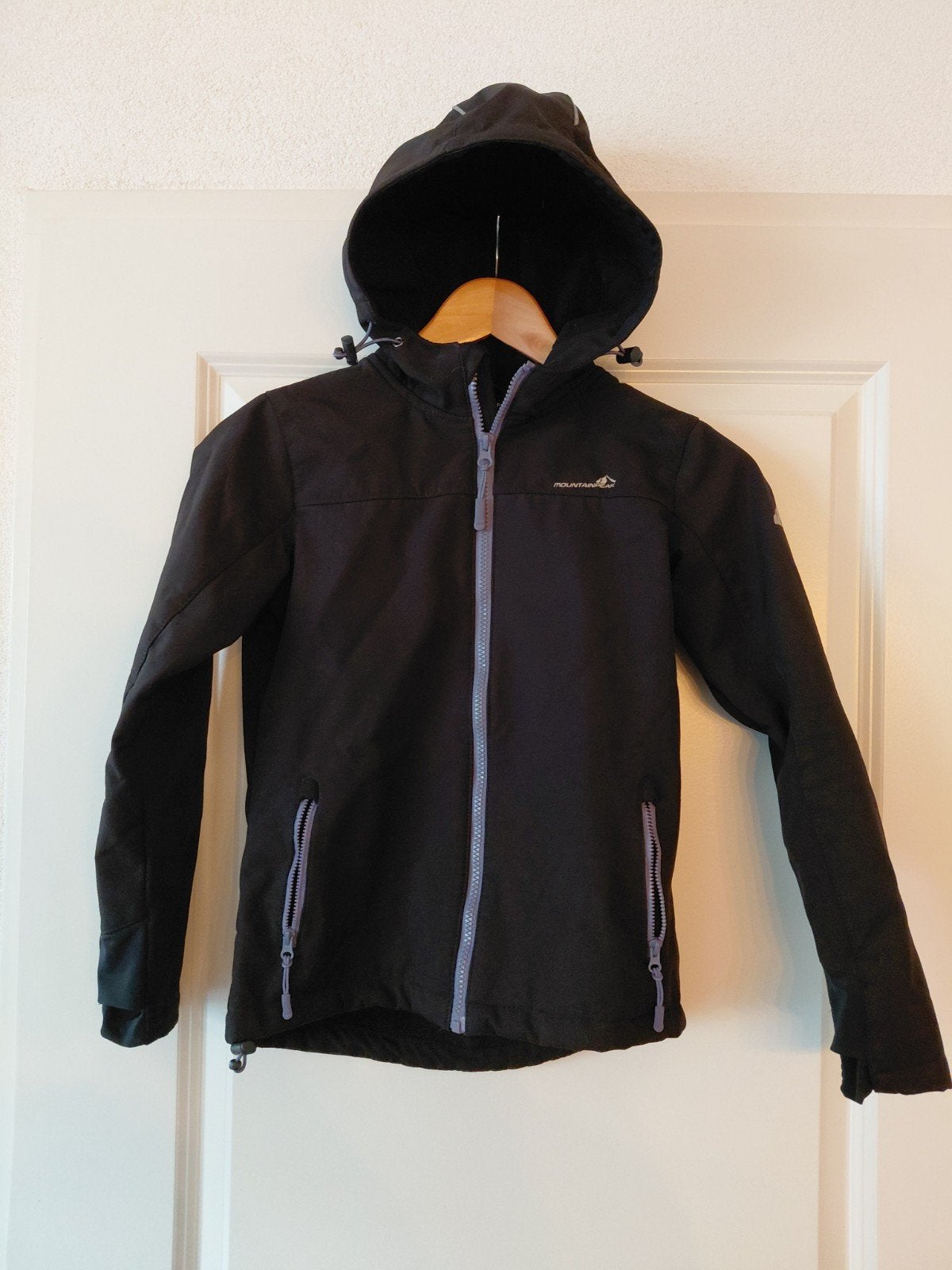 Mountain Peak Softshell Jas Zwart. Maat 140, Ophalen of Verzenden, Zo goed als nieuw, Mountain Peak, Jongen of Meisje