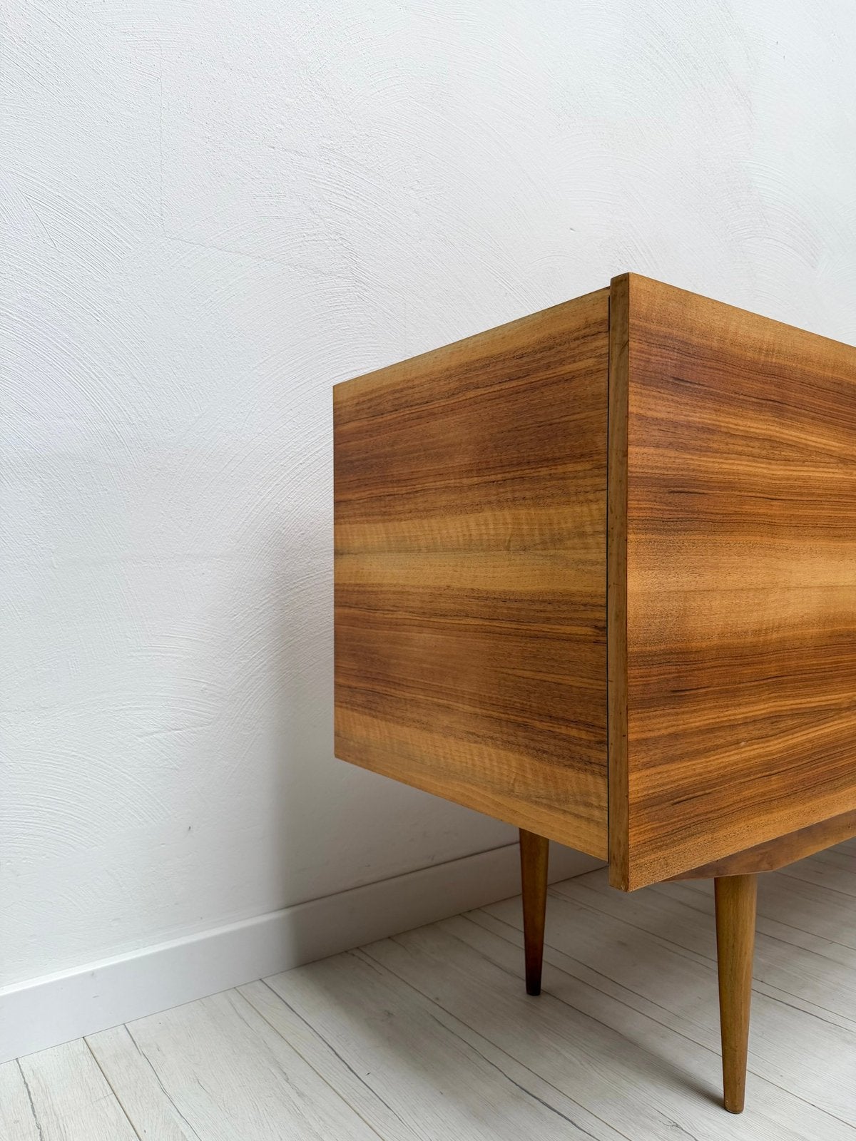 Vintage jaren 60 Duits mid-century walnoot dressoir ladekast, 150 tot 200 cm, Ophalen of Verzenden, Zo goed als nieuw, 25 tot 50 cm