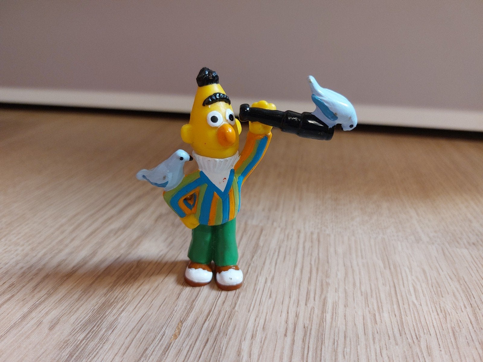 Sesamstraat Bert poppetje met duiven, Verzamelen, Poppetjes en Figuurtjes, Ophalen of Verzenden