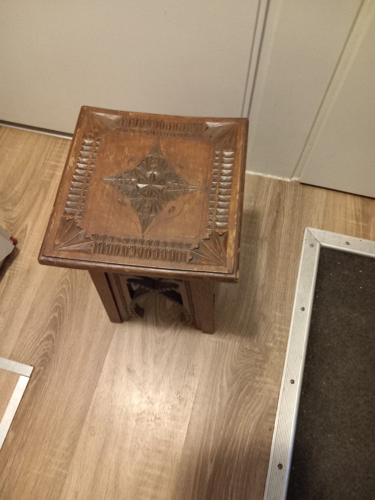 Mooie tafeltje donker eiken prijs € 15.00, Ophalen of Verzenden, Rechthoekig, Minder dan 55 cm, 45 tot 60 cm