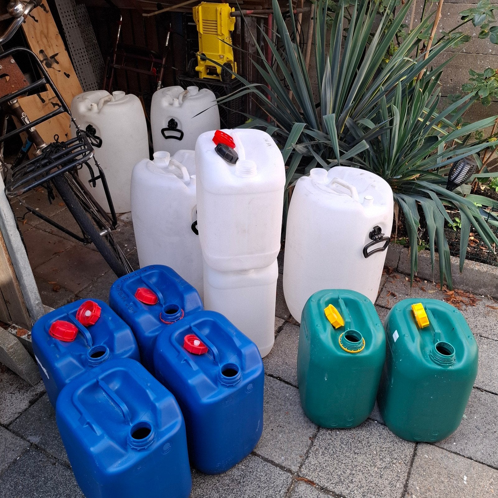 4 Grote witte  € 7.50  per stuk  8 kleintjes € 3.00 per stuk, 150 liter of meer, Ophalen of Verzenden