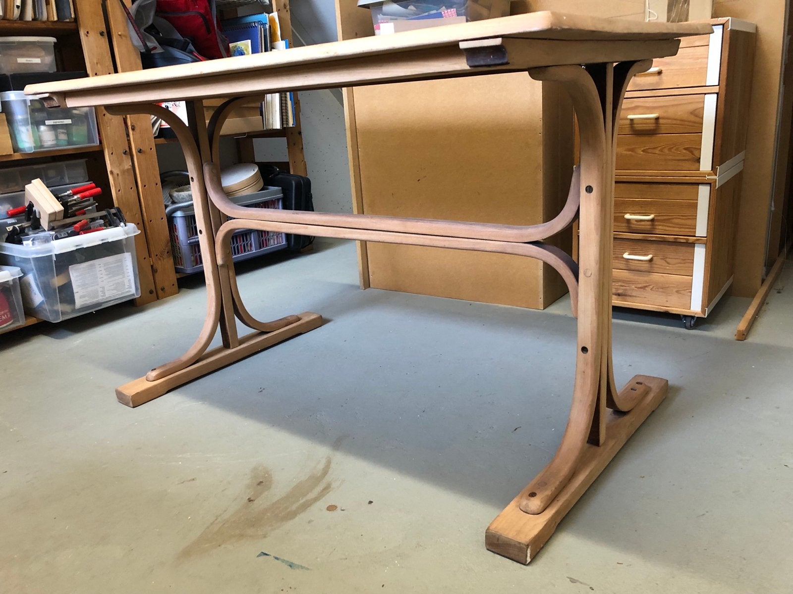 Houten tafel met gebogen onderstel, Gebruikt, 100 tot 150 cm, Rechthoekig, Drie personen