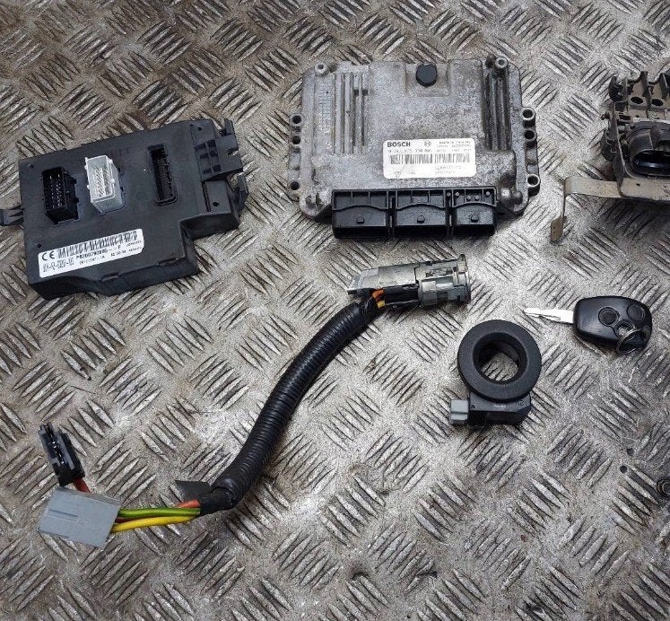 Renault Trafic Opel Vivaro 1.9 Motor ecu 8200666516, Ophalen of Verzenden, Opel
