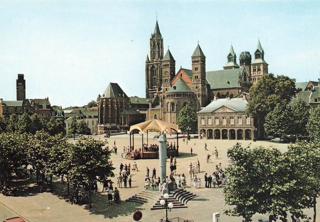 Maastricht, Vrijthof met St. Servaaskerk en St. Janskerk, Ophalen of Verzenden, 1980 tot heden, Ongelopen, Limburg