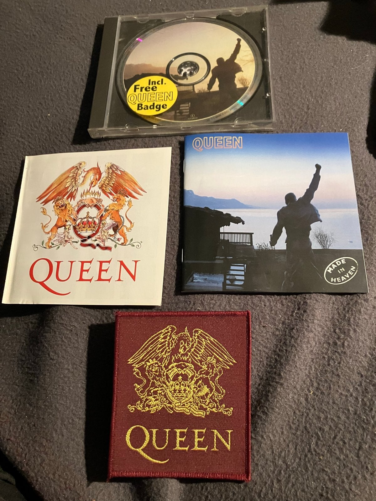 Queen CD incl. badge en foto's - Uit 1995, Rock, Ophalen of Verzenden, Album, Gebruikt