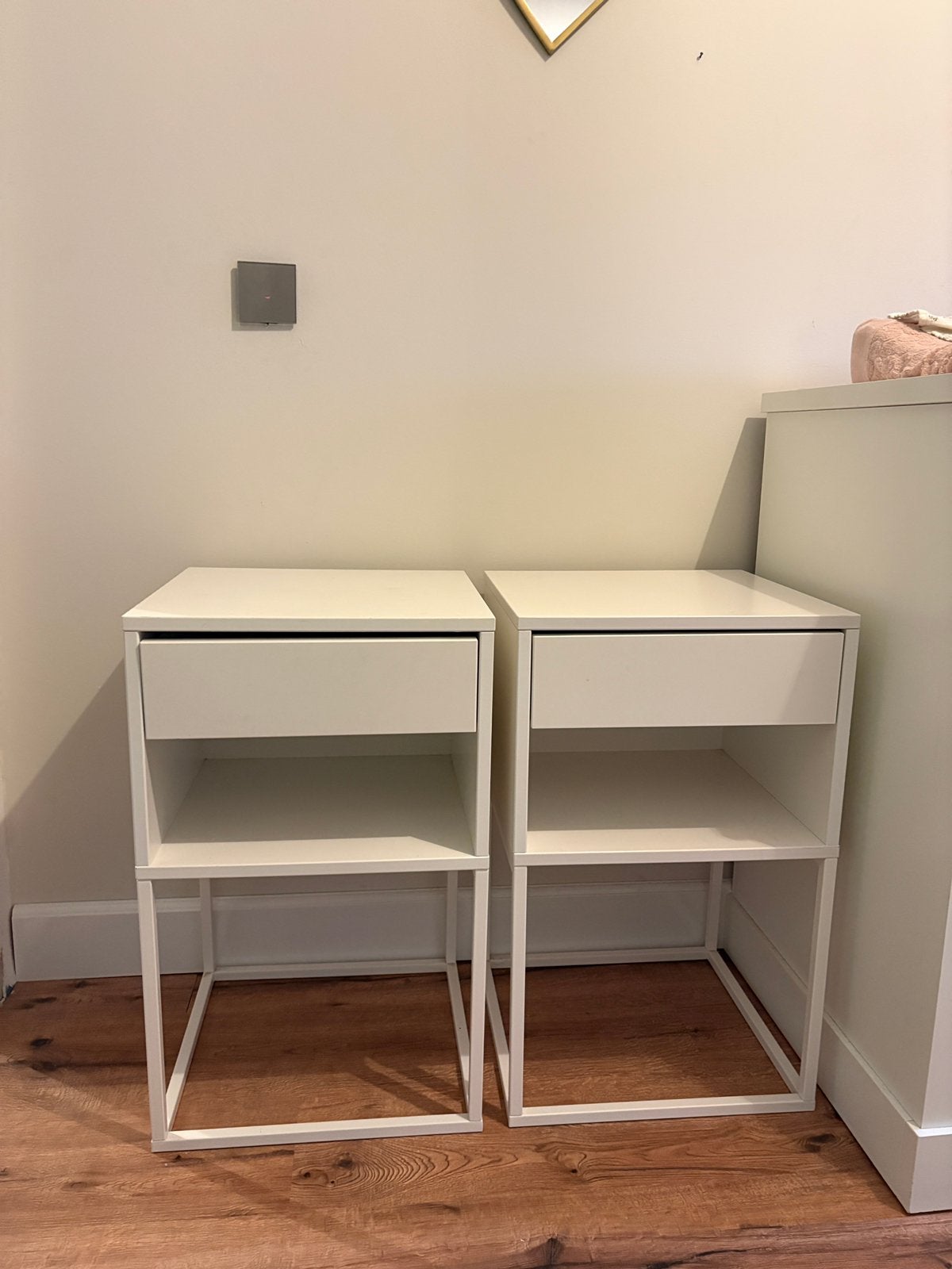 VIKHAMMER Nachtkastjes wit ikea, Ophalen, Overige materialen, Gebruikt, Minder dan 45 cm