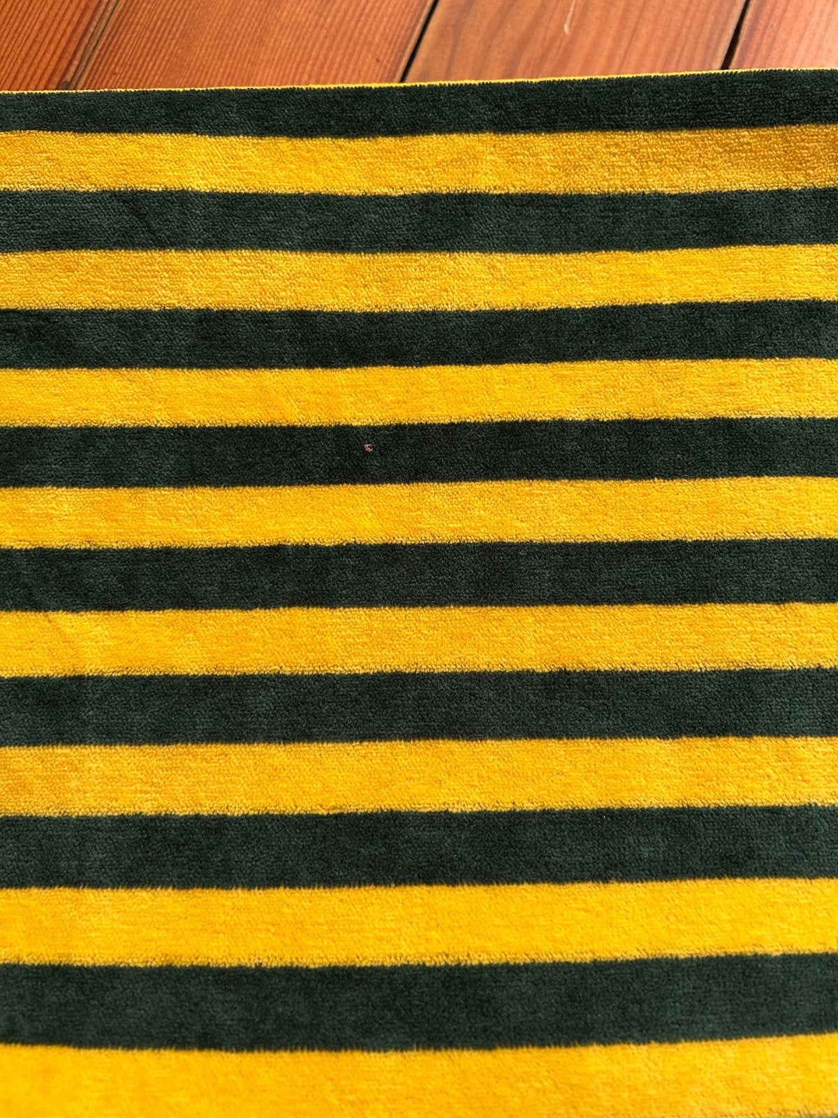 Velours gestreept lap donkergroen geel, Hobby en Vrije tijd, Overige materialen, Gebruikt, Ophalen of Verzenden, 30 tot 120 cm