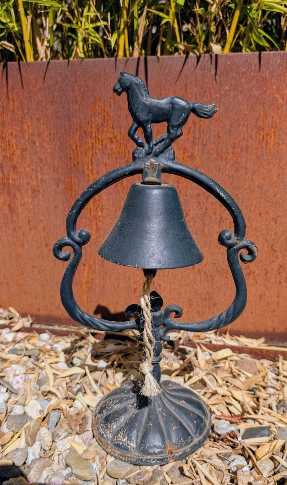 Decoratieve ijzeren bel met paard, Vintage, Ophalen of Verzenden, Metaal, Gebruikt