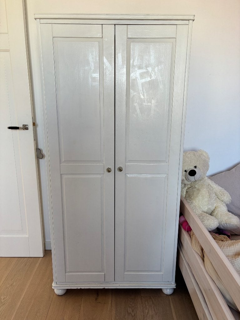 Witte houten kledingkast, Ophalen, Met deur(en), Gebruikt, 50 tot 100 cm