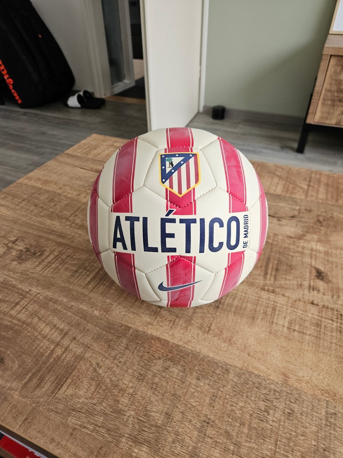 Atletico Madrid bal Nike Voetbal, Sport en Fitness, Voetbal, Ophalen of Verzenden, Zo goed als nieuw, Bal