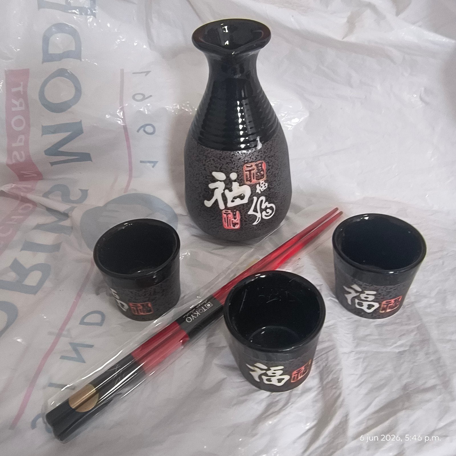 Japanse Sake Set met Fles, 3 Kopjes en Eetstokjes, Overige typen, Ophalen of Verzenden, Zo goed als nieuw, Zwart
