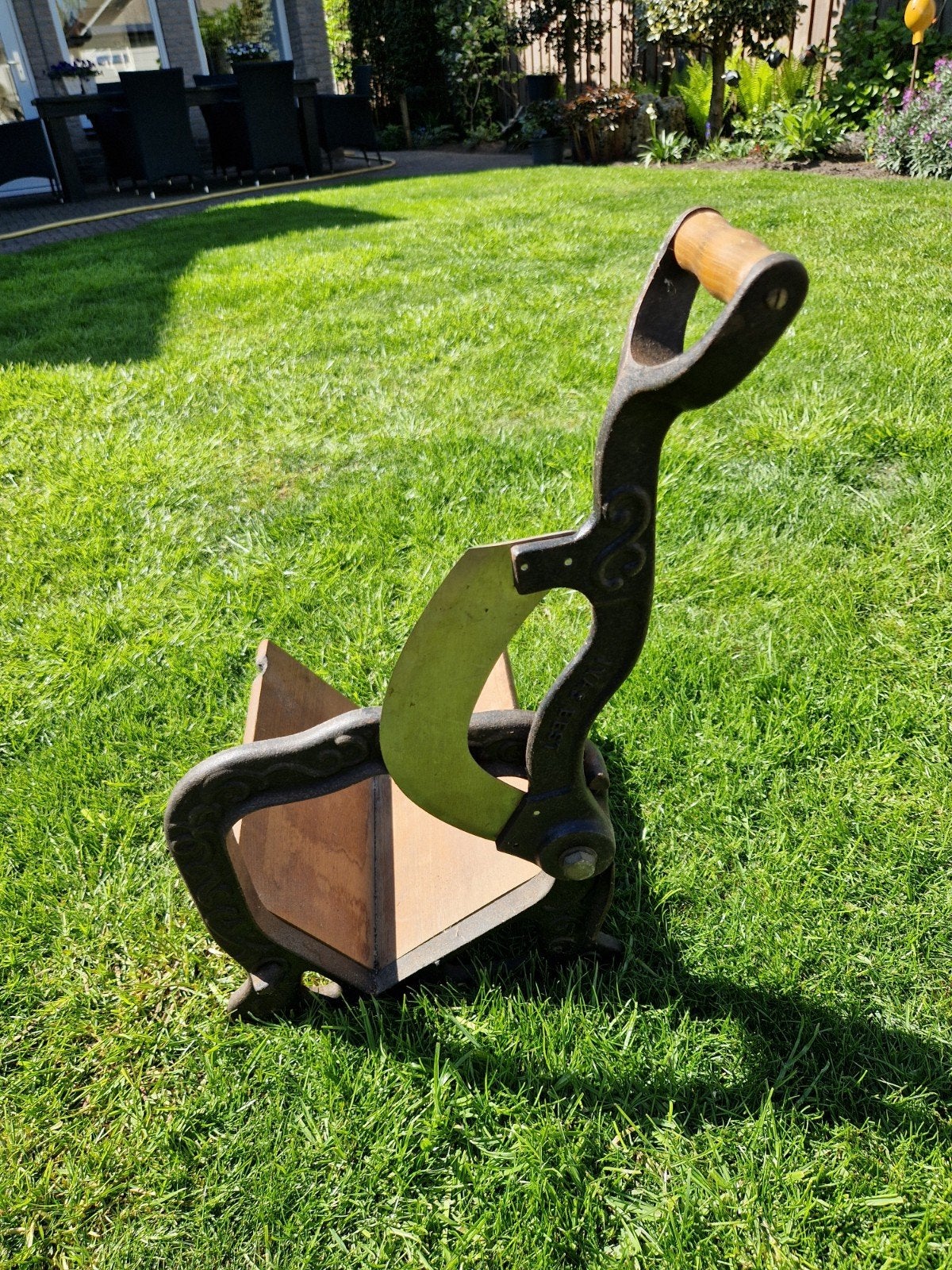 Antieke broodsnijder van gietijzer en hout, Ophalen