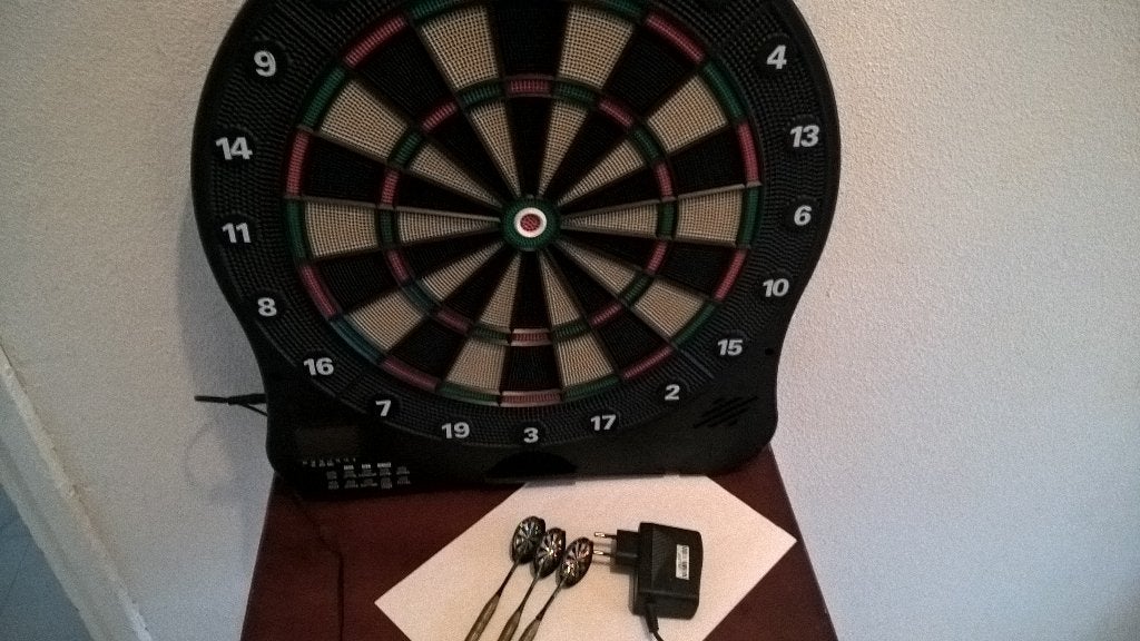 TE koop aangeboden mooi darts bord pijlen. doe gepast bod., Sport en Fitness, Darts, Ophalen of Verzenden, Gebruikt, Dartbord met pijlen